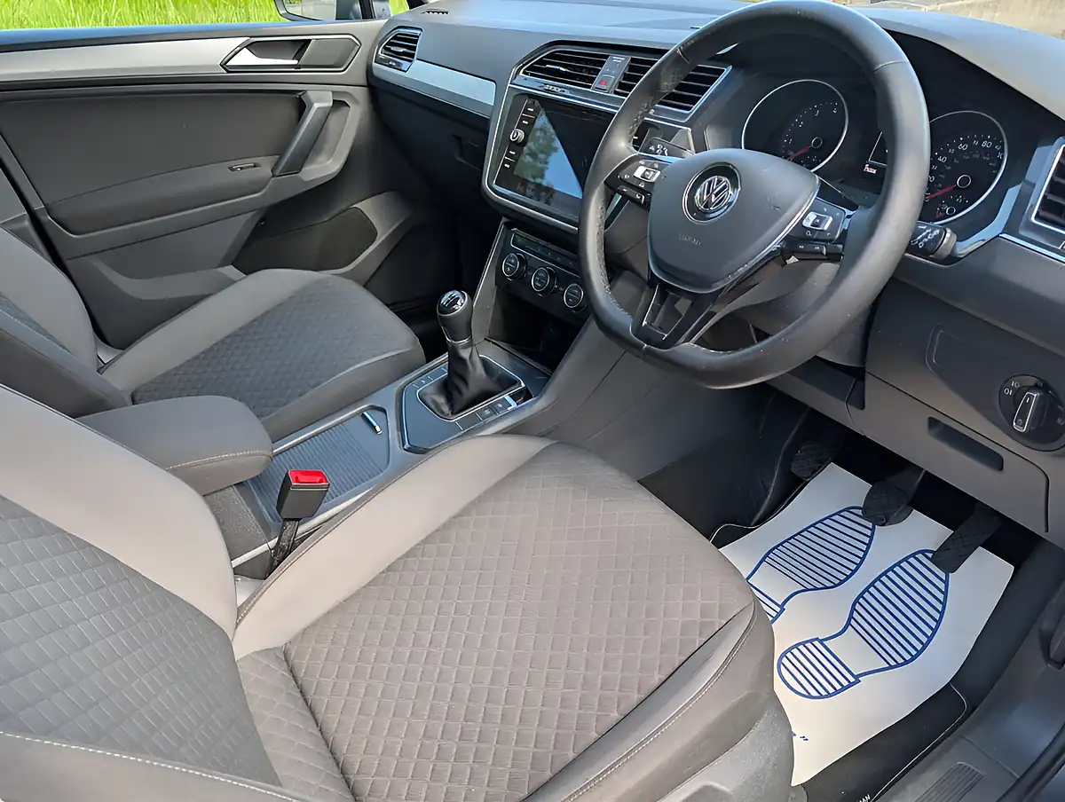 Used 2018 Volkswagen Tiguan Se Navigation Grey - Interior and Exterior details 9