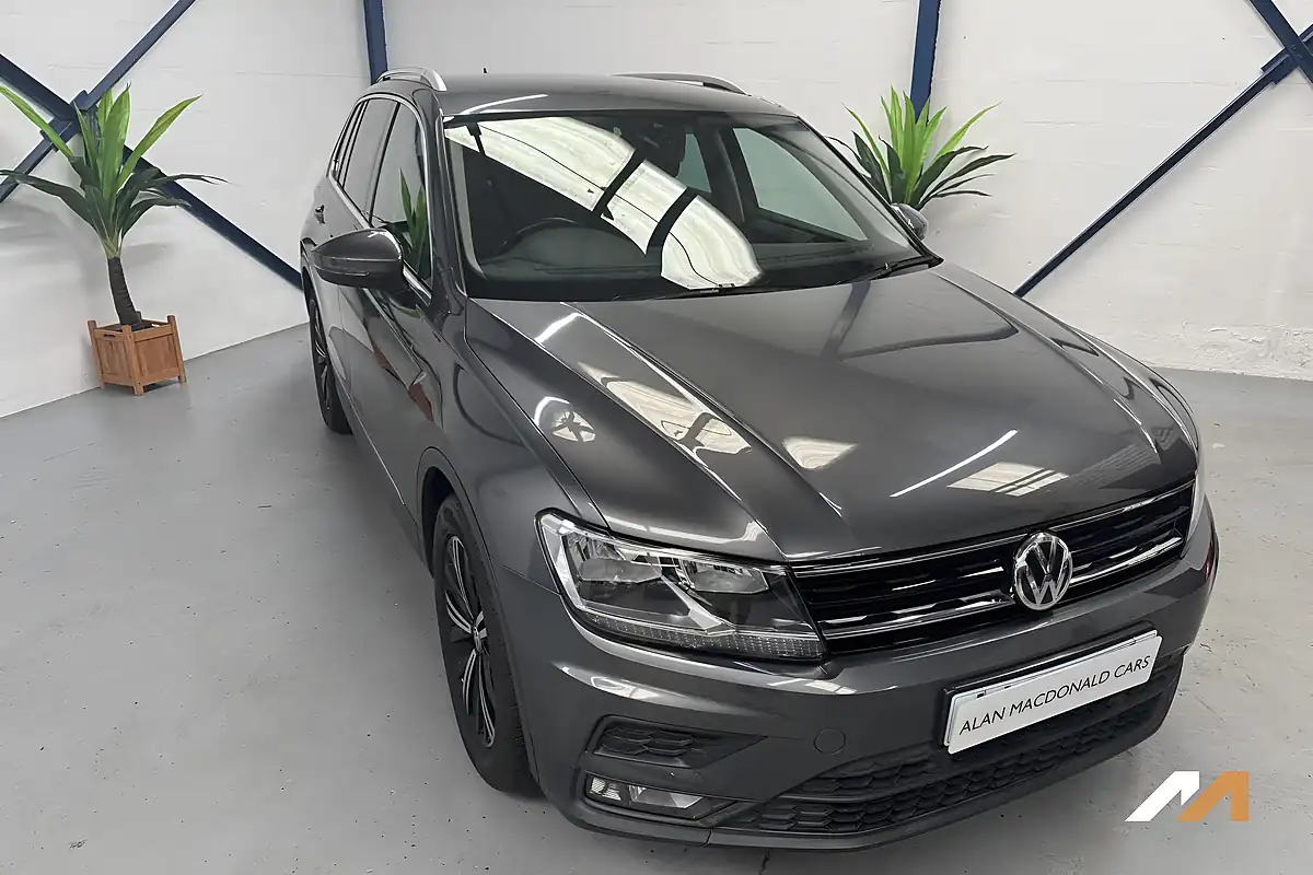Used 2018 Volkswagen Tiguan Se Navigation Grey - Interior and Exterior details 5