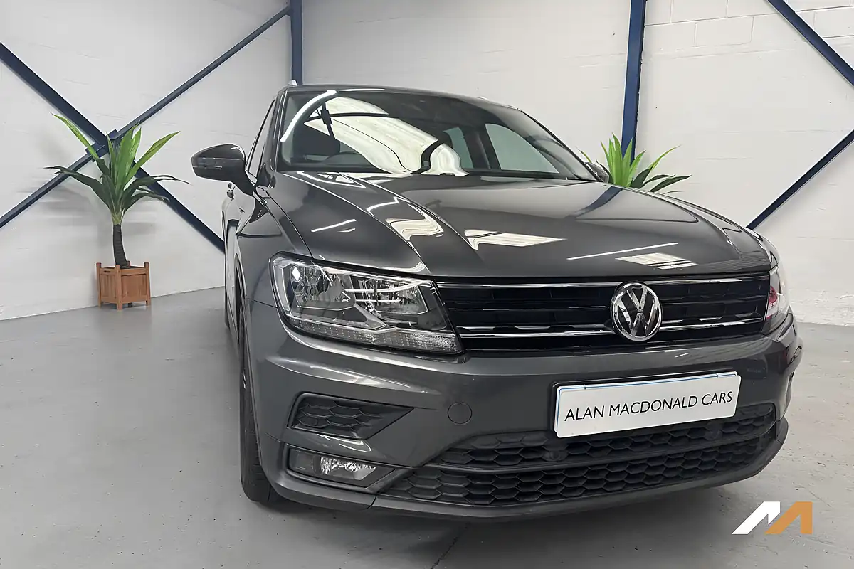 Used 2018 Volkswagen Tiguan Se Navigation Grey - Interior and Exterior details 8
