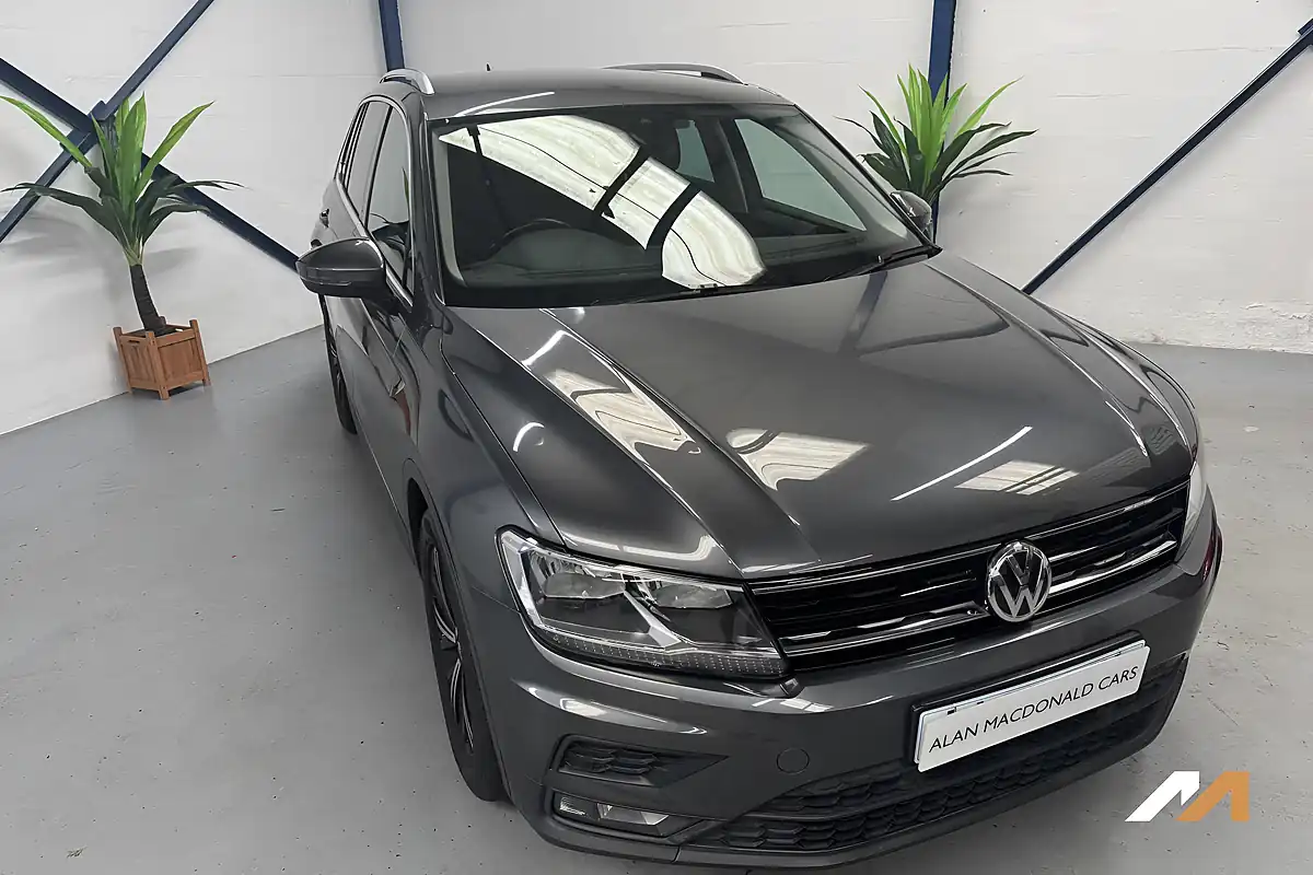 Used 2018 Volkswagen Tiguan Se Navigation Grey - Interior and Exterior details 9