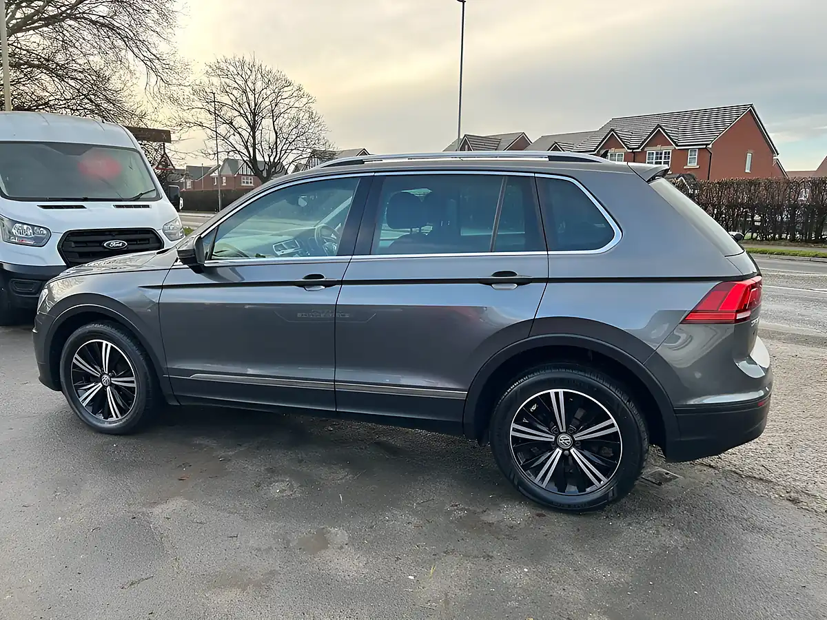 Used 2018 Volkswagen Tiguan Se Navigation Grey - Interior and Exterior details 11