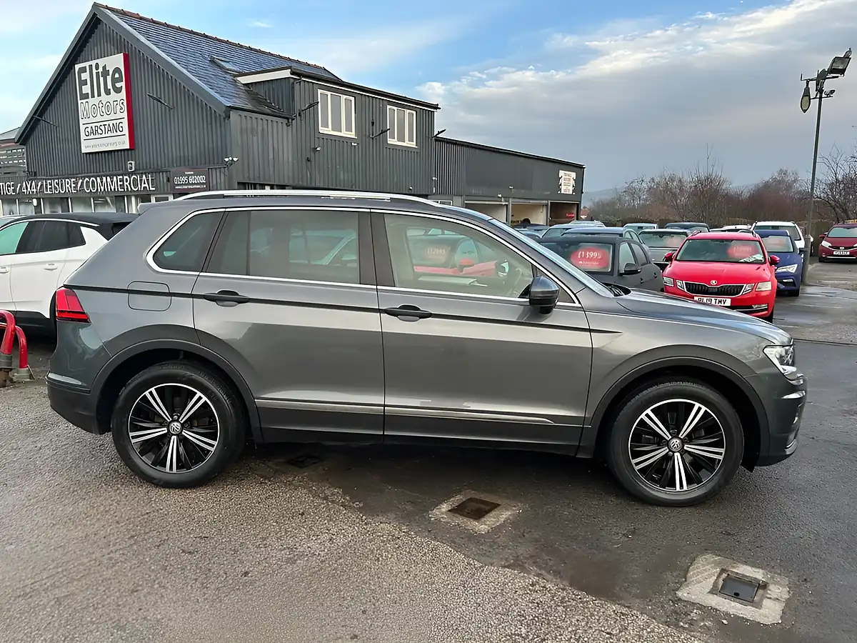 Used 2018 Volkswagen Tiguan Se Navigation Grey - Interior and Exterior details 4