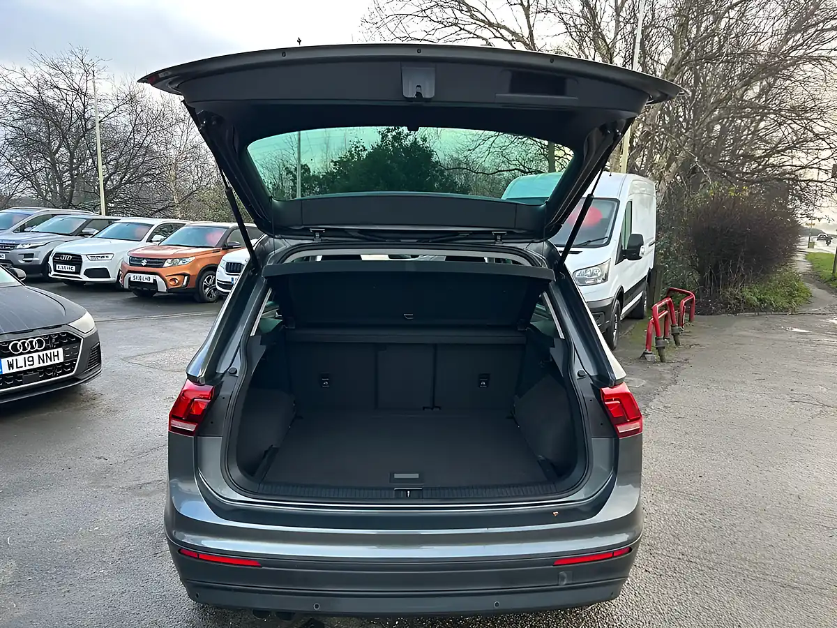Used 2018 Volkswagen Tiguan Se Navigation Grey - Interior and Exterior details 7