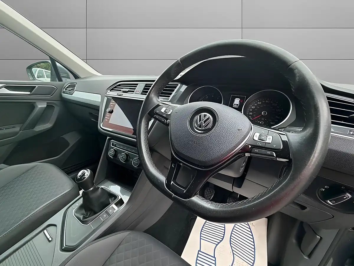 Used 2018 Volkswagen Tiguan Se Navigation Grey - Interior and Exterior details 11