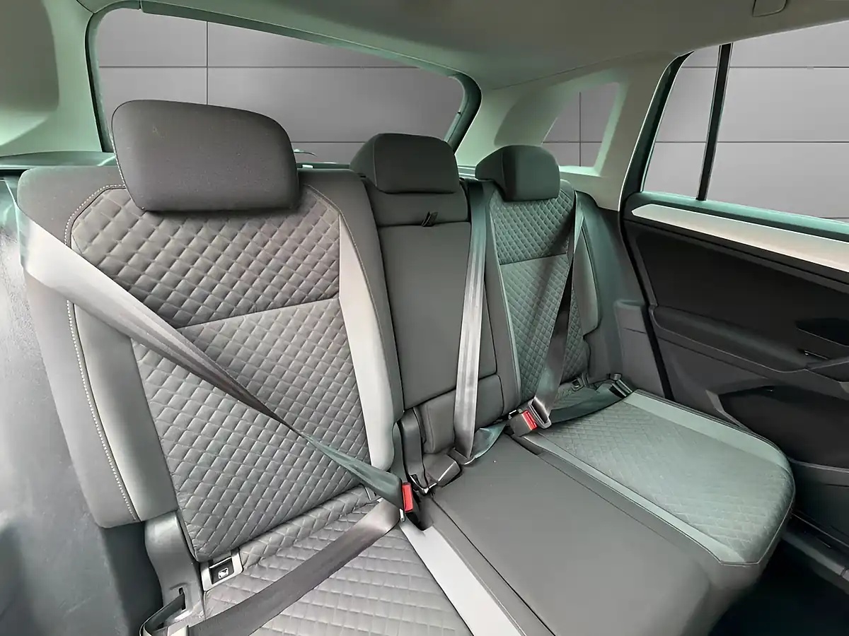Used 2018 Volkswagen Tiguan Se Navigation Grey - Interior and Exterior details 17