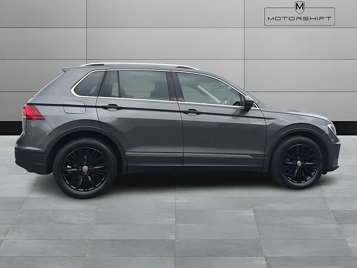 Used 2018 Volkswagen Tiguan Se Navigation Grey - Interior and Exterior details 7