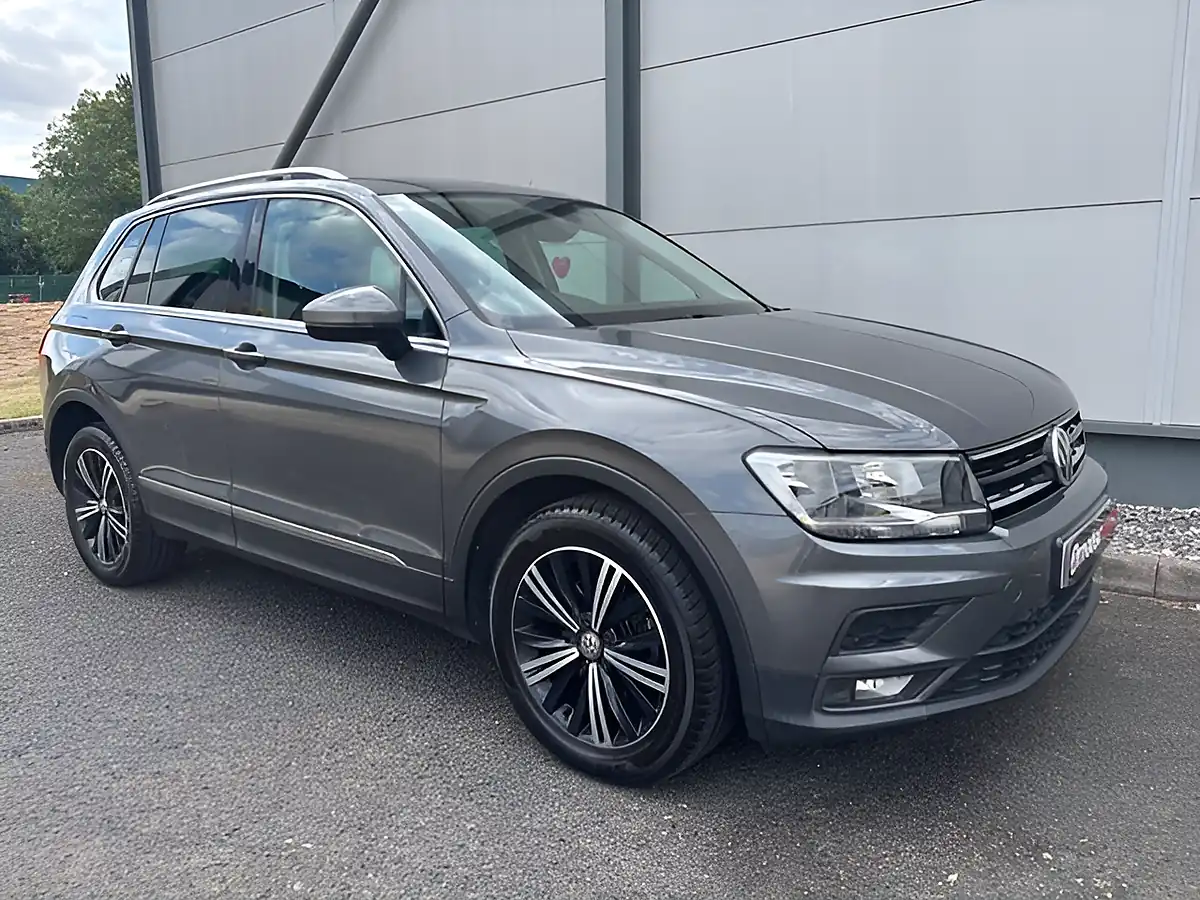 Used 2018 Volkswagen Tiguan Se Navigation Grey - Front View