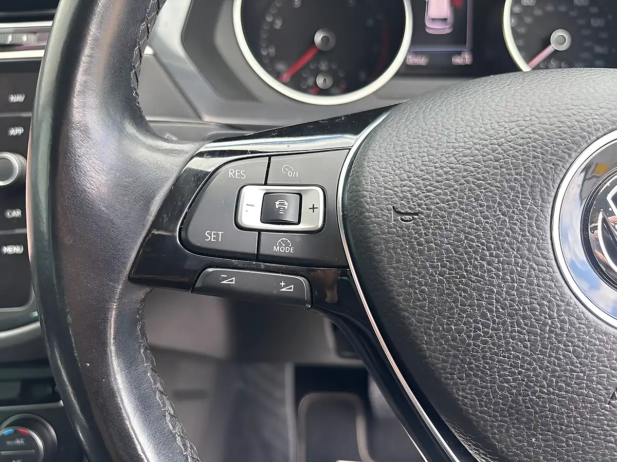 Used 2018 Volkswagen Tiguan Se Navigation Grey - Interior and Exterior details 10