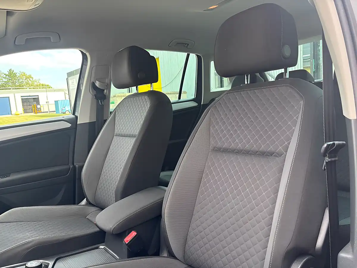 Used 2018 Volkswagen Tiguan Se Navigation Grey - Interior and Exterior details 17