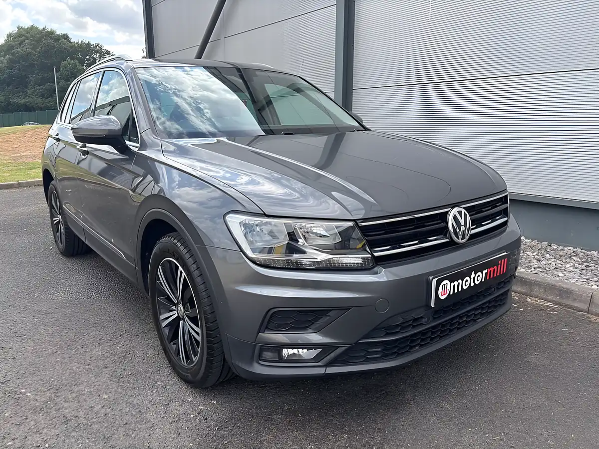 Used 2018 Volkswagen Tiguan Se Navigation Grey - Interior and Exterior details 3