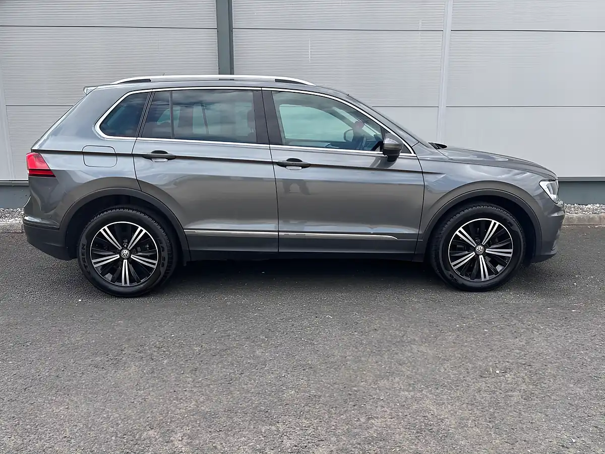 Used 2018 Volkswagen Tiguan Se Navigation Grey - Interior and Exterior details 4