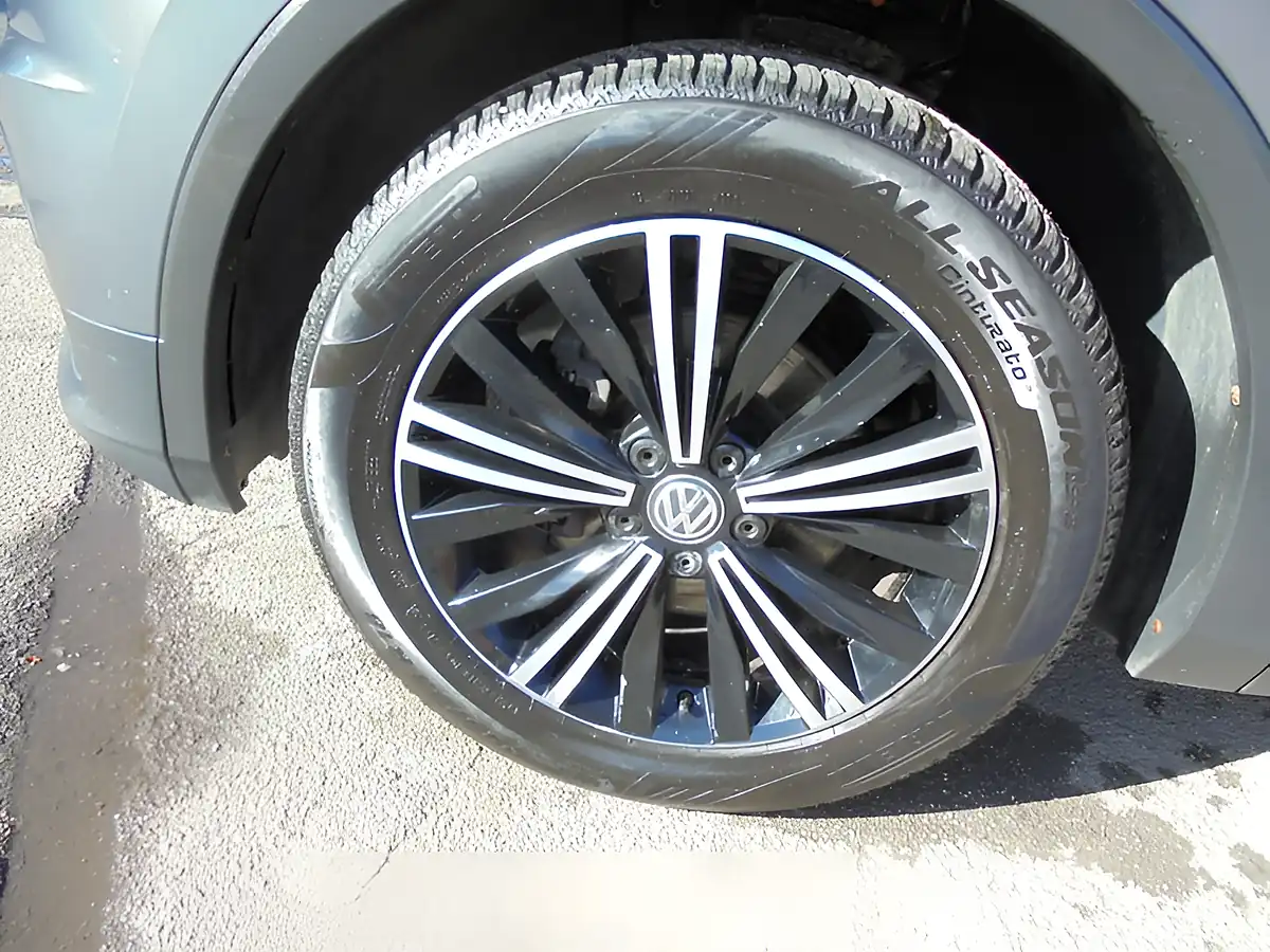 Used 2018 Volkswagen Tiguan Se Navigation Grey - Interior and Exterior details 18