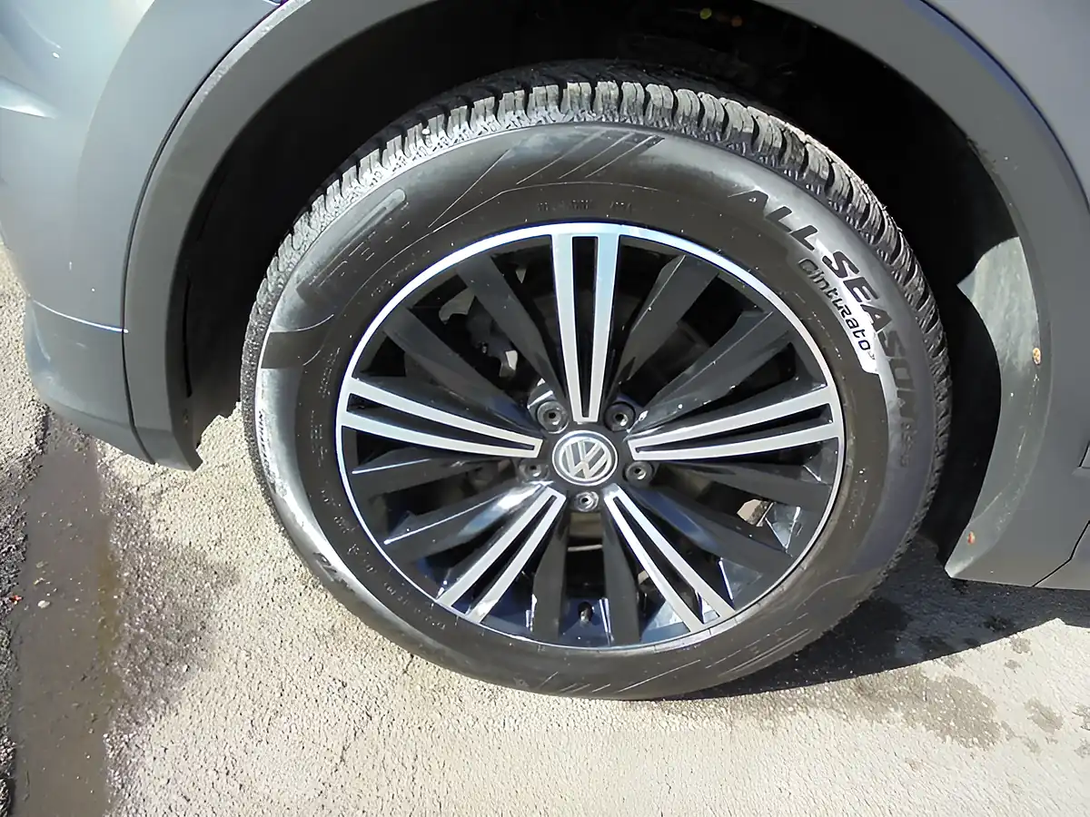 Used 2018 Volkswagen Tiguan Se Navigation Grey - Interior and Exterior details 19