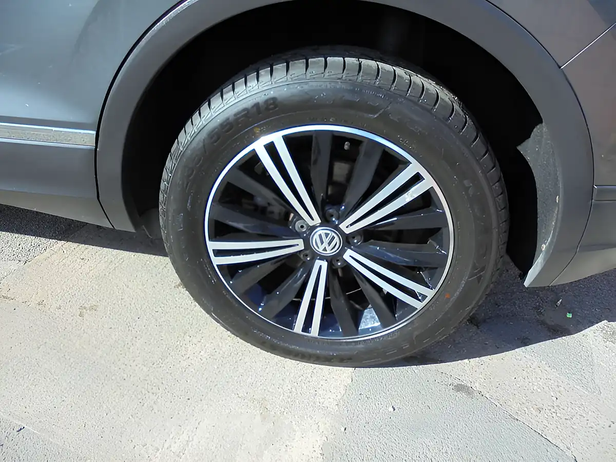 Used 2018 Volkswagen Tiguan Se Navigation Grey - Interior and Exterior details 20