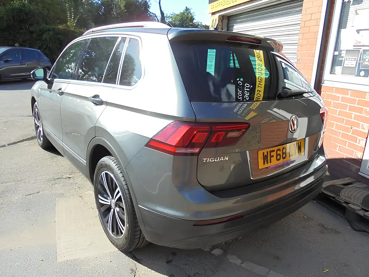 Used 2018 Volkswagen Tiguan Se Navigation Grey - Interior and Exterior details 9