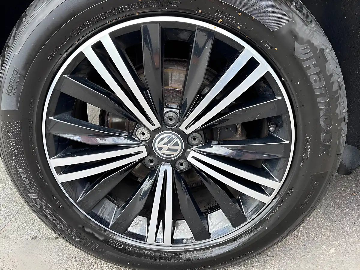 Used 2018 Volkswagen Tiguan Se Navigation Grey - Interior and Exterior details 10