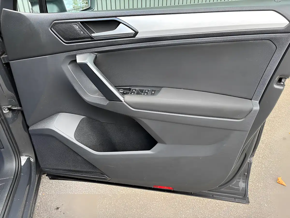 Used 2018 Volkswagen Tiguan Se Navigation Grey - Interior and Exterior details 11