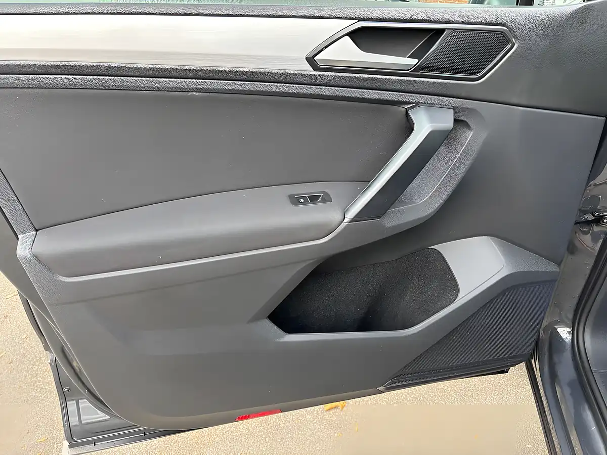 Used 2018 Volkswagen Tiguan Se Navigation Grey - Interior and Exterior details 14