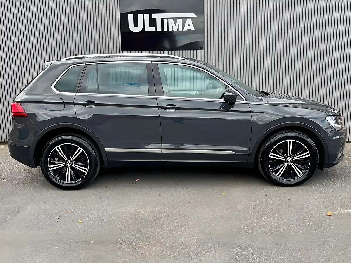Used 2018 Volkswagen Tiguan Se Navigation Grey - Interior and Exterior details 6