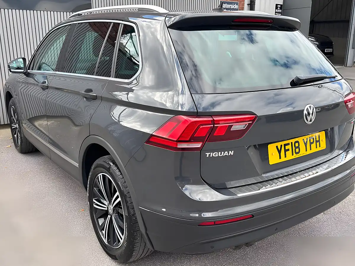 Used 2018 Volkswagen Tiguan Se Navigation Grey - Interior and Exterior details 9