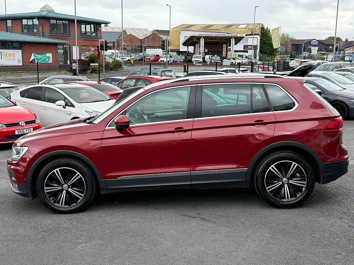 Used 2018 Volkswagen Tiguan Se Navigation Red - Interior and Exterior details 10