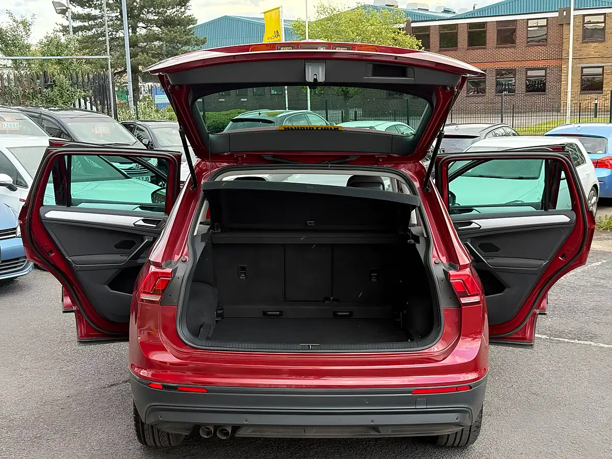 Used 2018 Volkswagen Tiguan Se Navigation Red - Interior and Exterior details 11