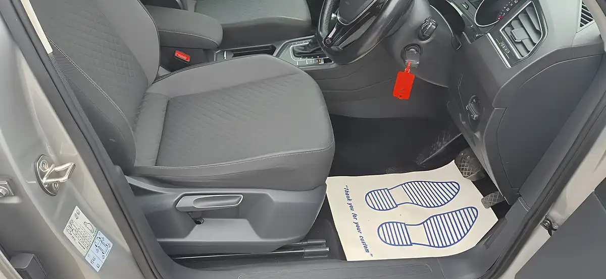 Used 2018 Volkswagen Tiguan Se Navigation Silver - Interior and Exterior details 10