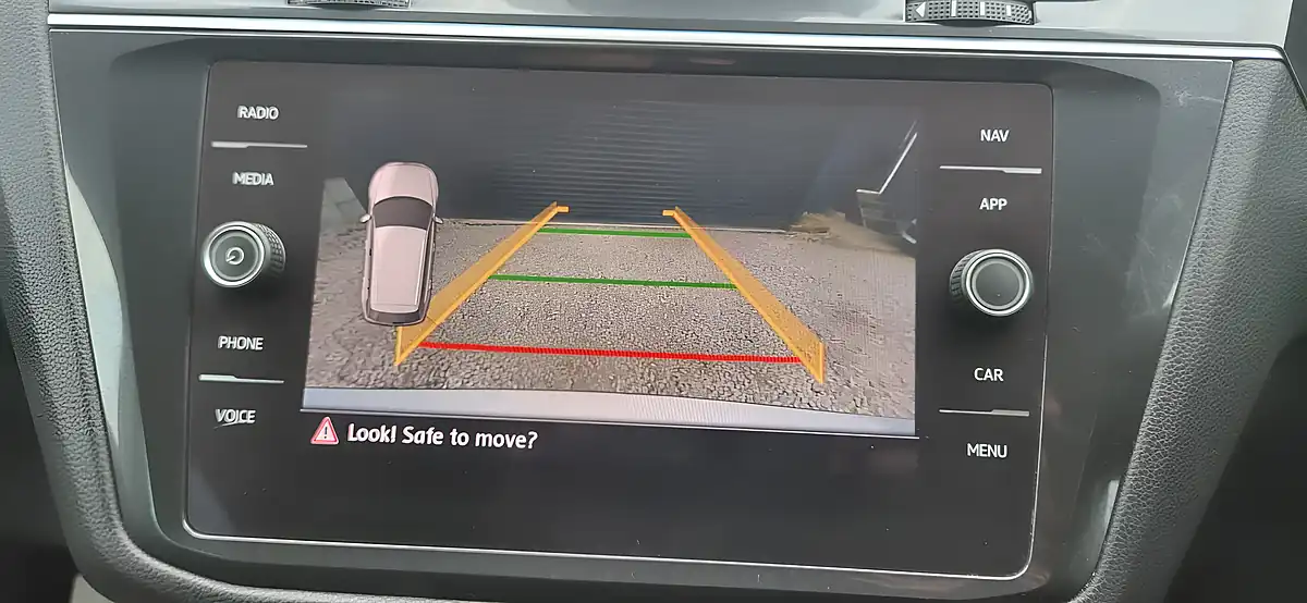 Used 2018 Volkswagen Tiguan Se Navigation Silver - Interior and Exterior details 12