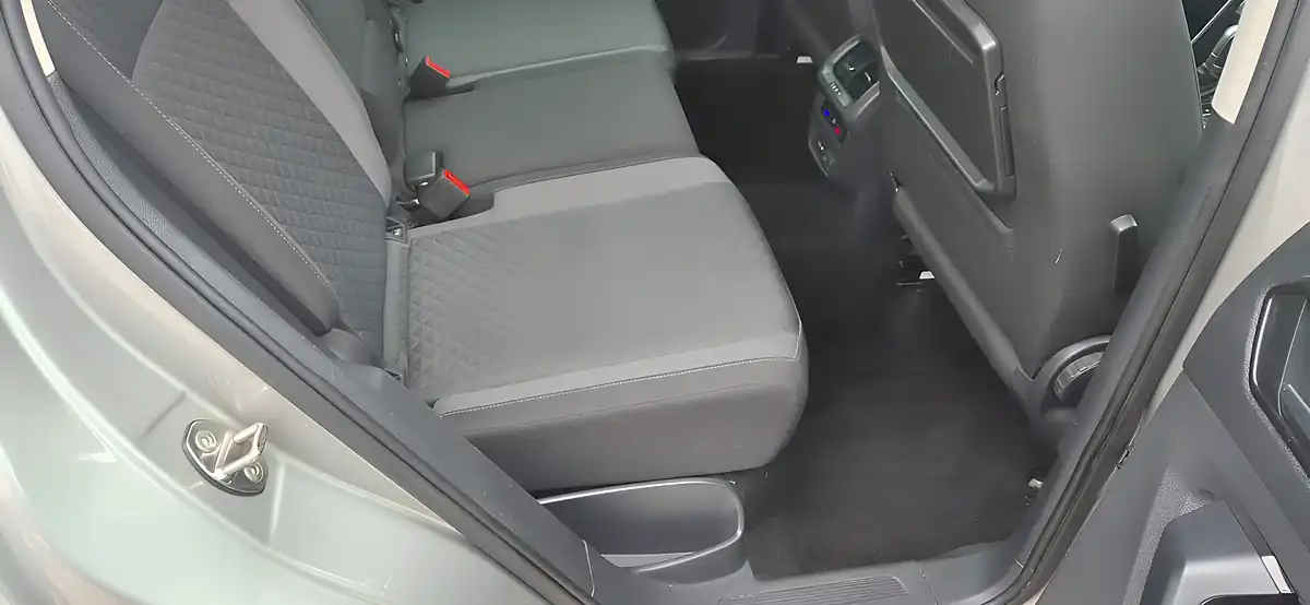 Used 2018 Volkswagen Tiguan Se Navigation Silver - Interior and Exterior details 16