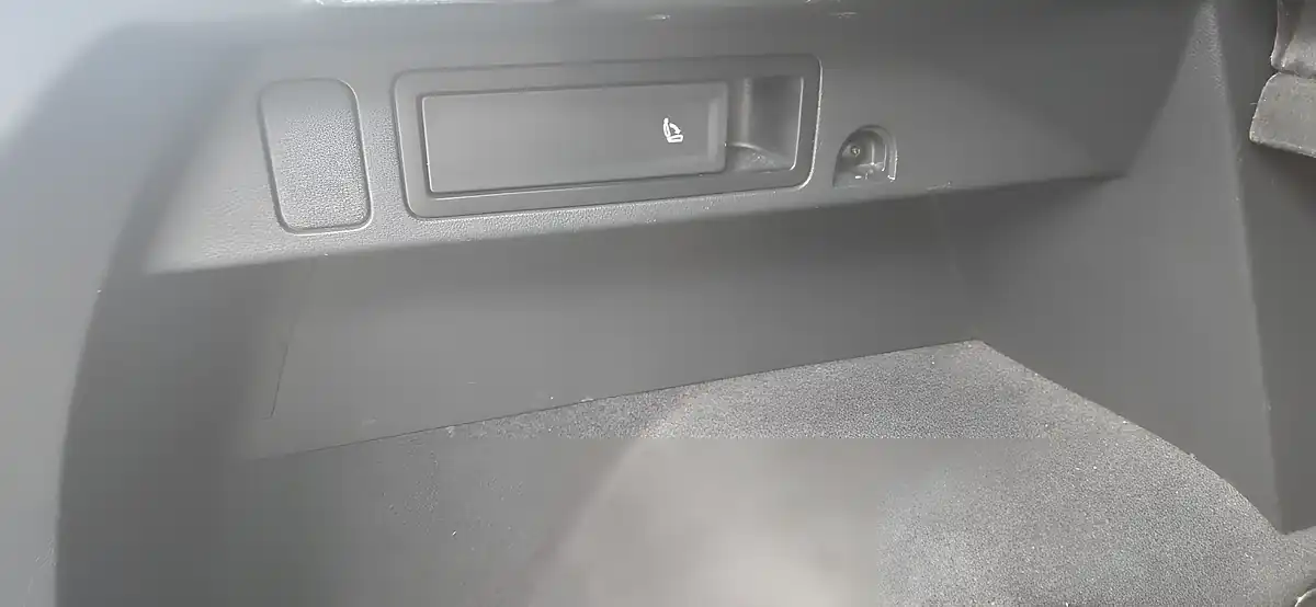 Used 2018 Volkswagen Tiguan Se Navigation Silver - Interior and Exterior details 20