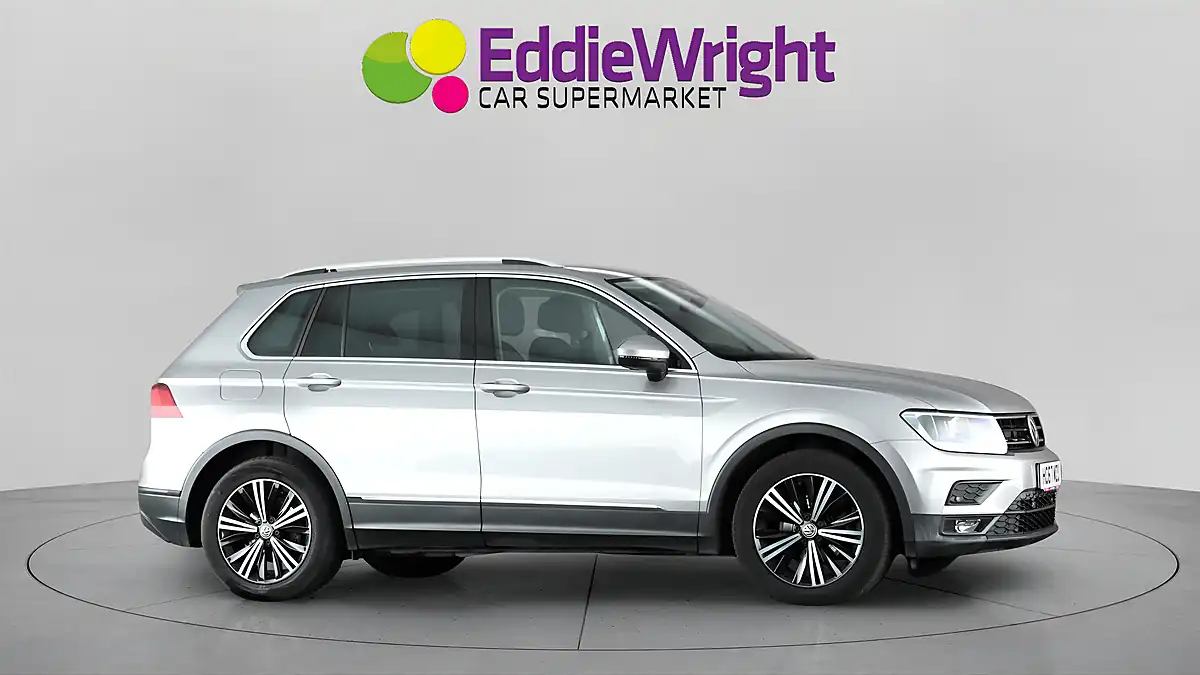 Used 2018 Volkswagen Tiguan Se Navigation Silver - Interior and Exterior details 9