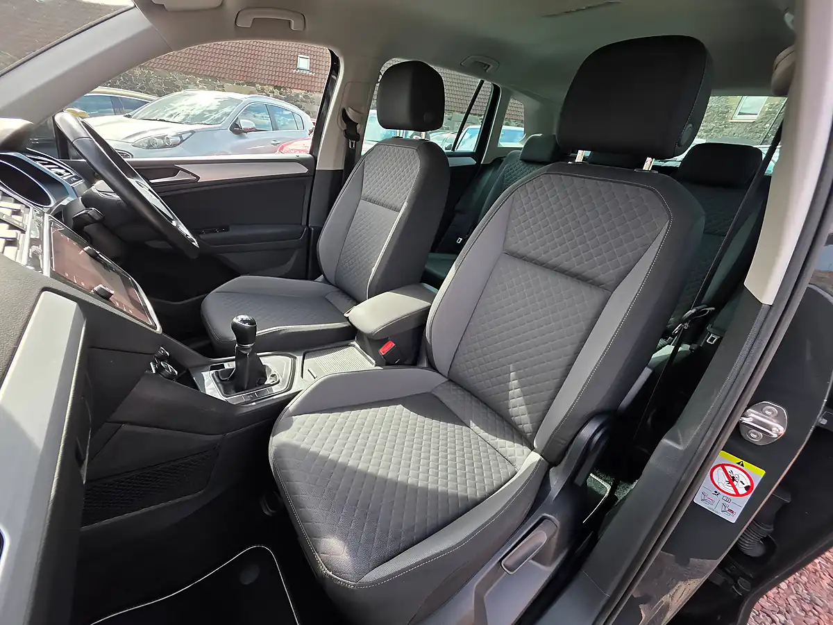 Used 2018 Volkswagen Tiguan Se Navigation Urano Grey - Interior and Exterior details 10