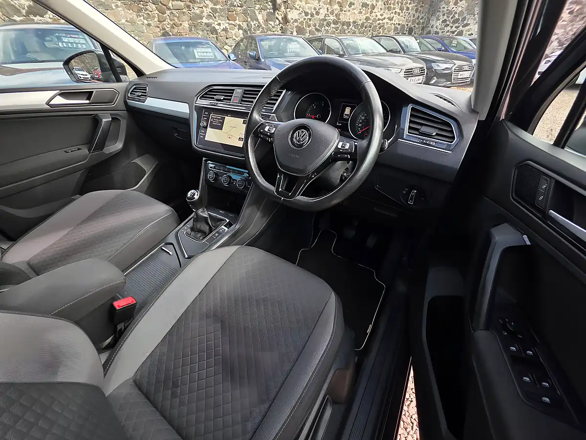 Used 2018 Volkswagen Tiguan Se Navigation Urano Grey - Interior and Exterior details 8
