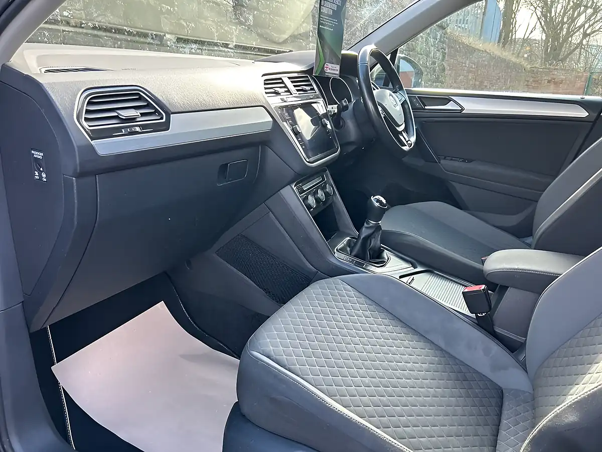 Used 2018 Volkswagen Tiguan Se Navigation Urano Grey - Interior and Exterior details 18