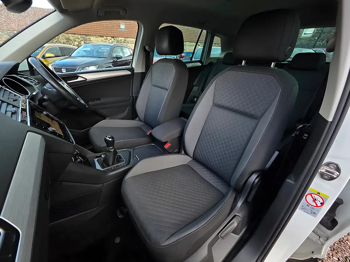 Used 2018 Volkswagen Tiguan Se Navigation White - Interior and Exterior details 10