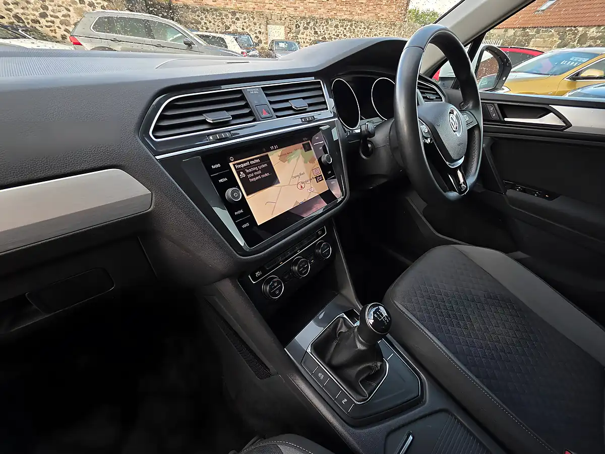 Used 2018 Volkswagen Tiguan Se Navigation White - Interior and Exterior details 12