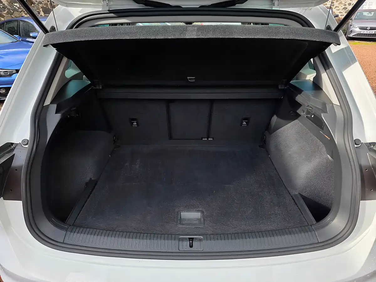 Used 2018 Volkswagen Tiguan Se Navigation White - Interior and Exterior details 13