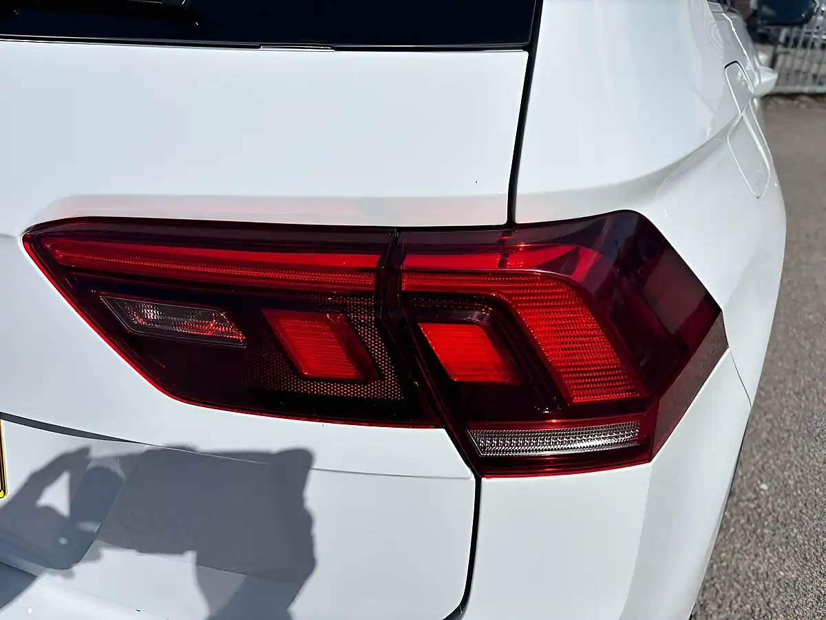 Used 2018 Volkswagen Tiguan Se Navigation White - Interior and Exterior details 19