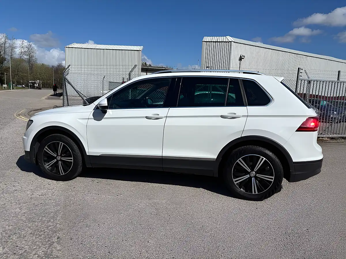 Used 2018 Volkswagen Tiguan Se Navigation White - Interior and Exterior details 9