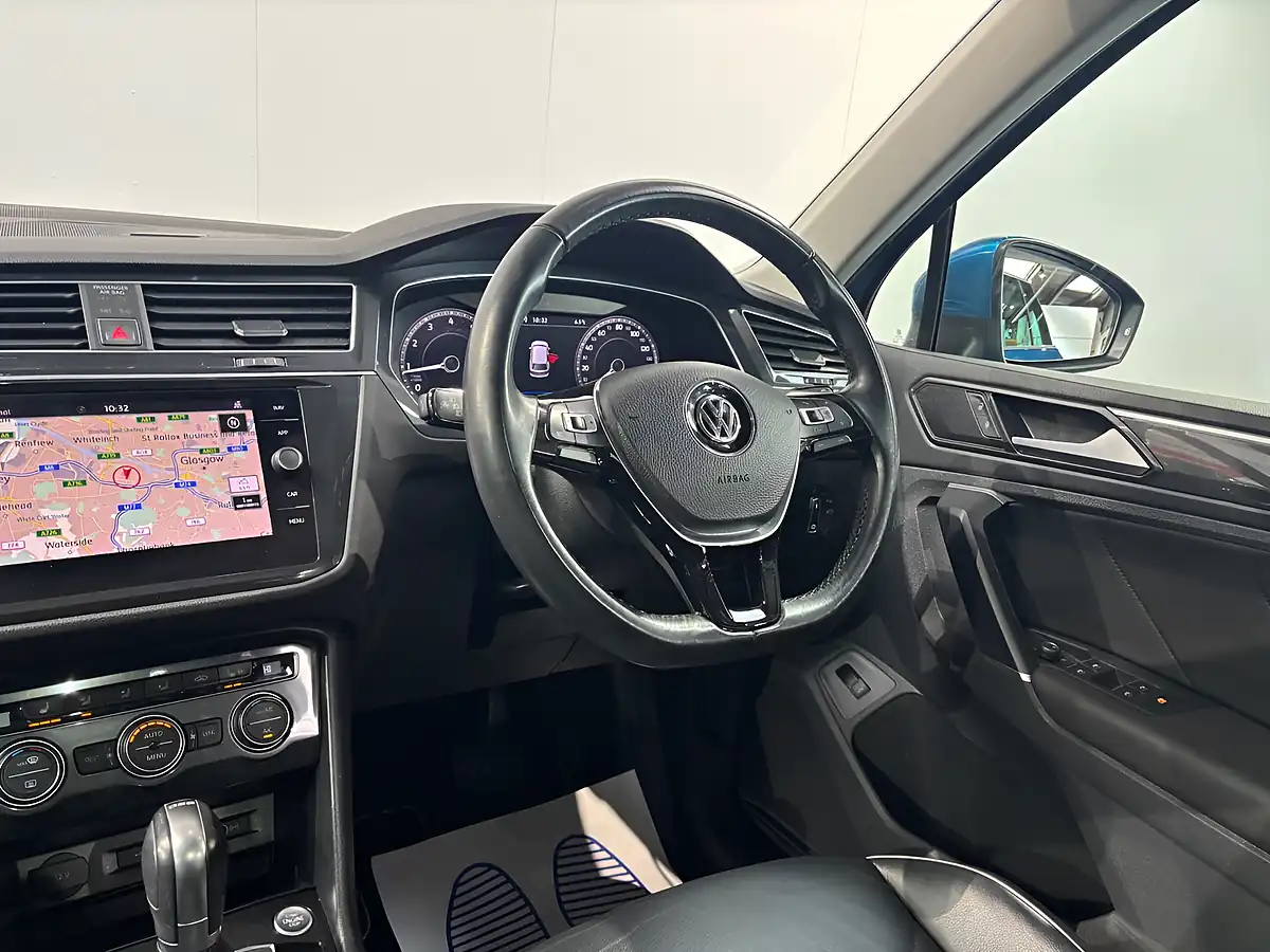 Used 2018 Volkswagen Tiguan Sel Atlantic Blue - Interior and Exterior details 13