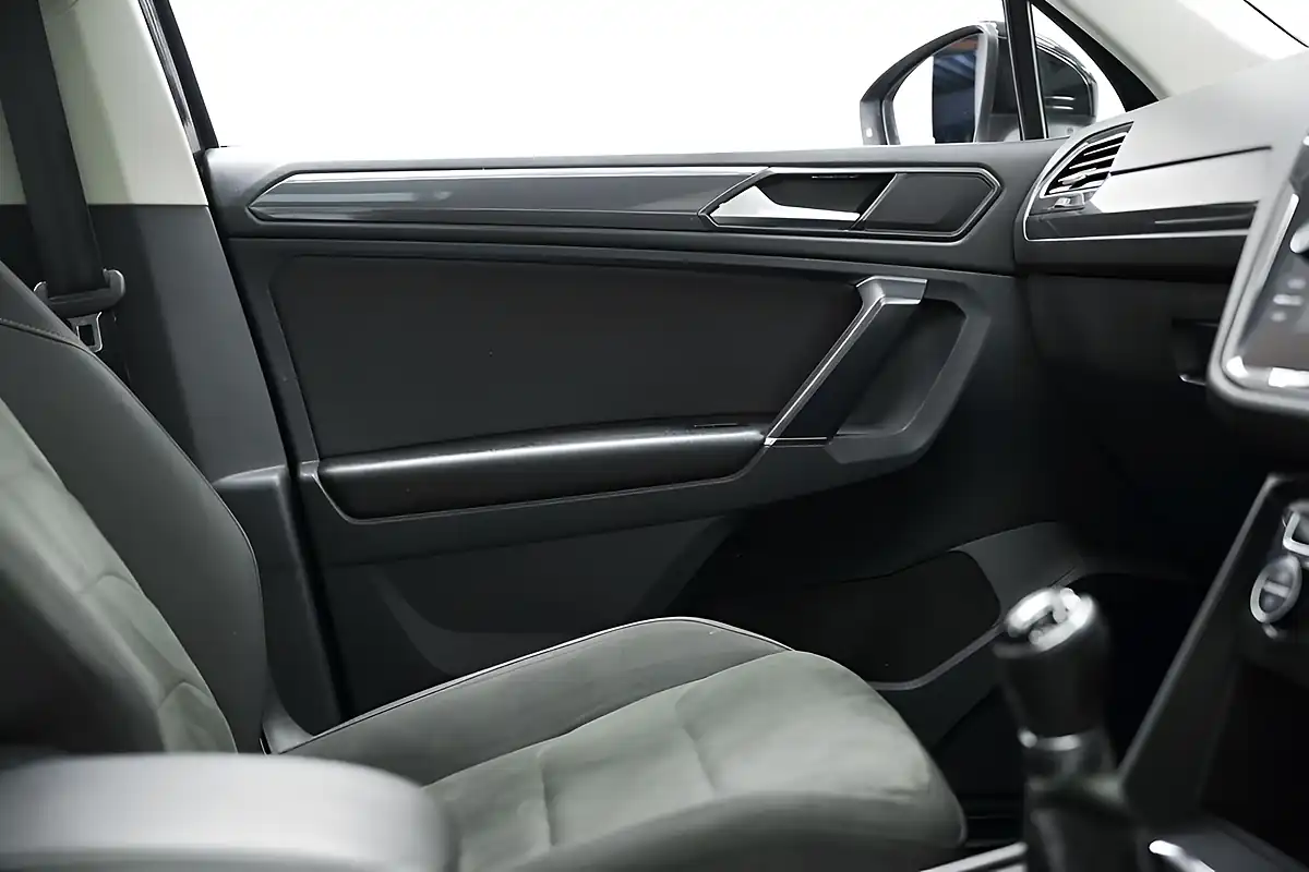 Used 2018 Volkswagen Tiguan Sel Black - Interior and Exterior details 10