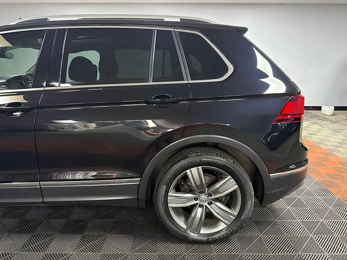 Used 2018 Volkswagen Tiguan Sel Black - Interior and Exterior details 15
