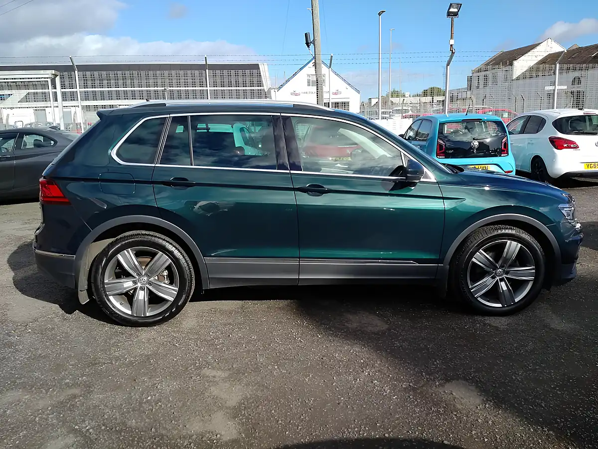 Used 2018 Volkswagen Tiguan Sel Green - Interior and Exterior details 9