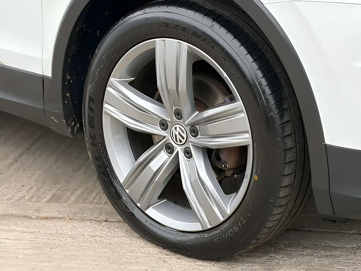 Used 2018 Volkswagen Tiguan Sel Pure White - Interior and Exterior details 5
