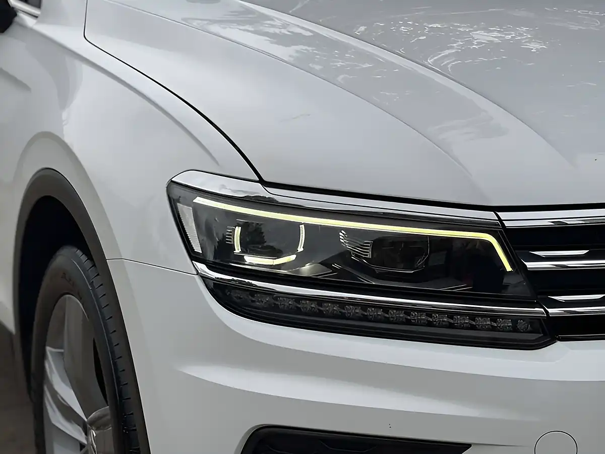 Used 2018 Volkswagen Tiguan Sel Pure White - Interior and Exterior details 6