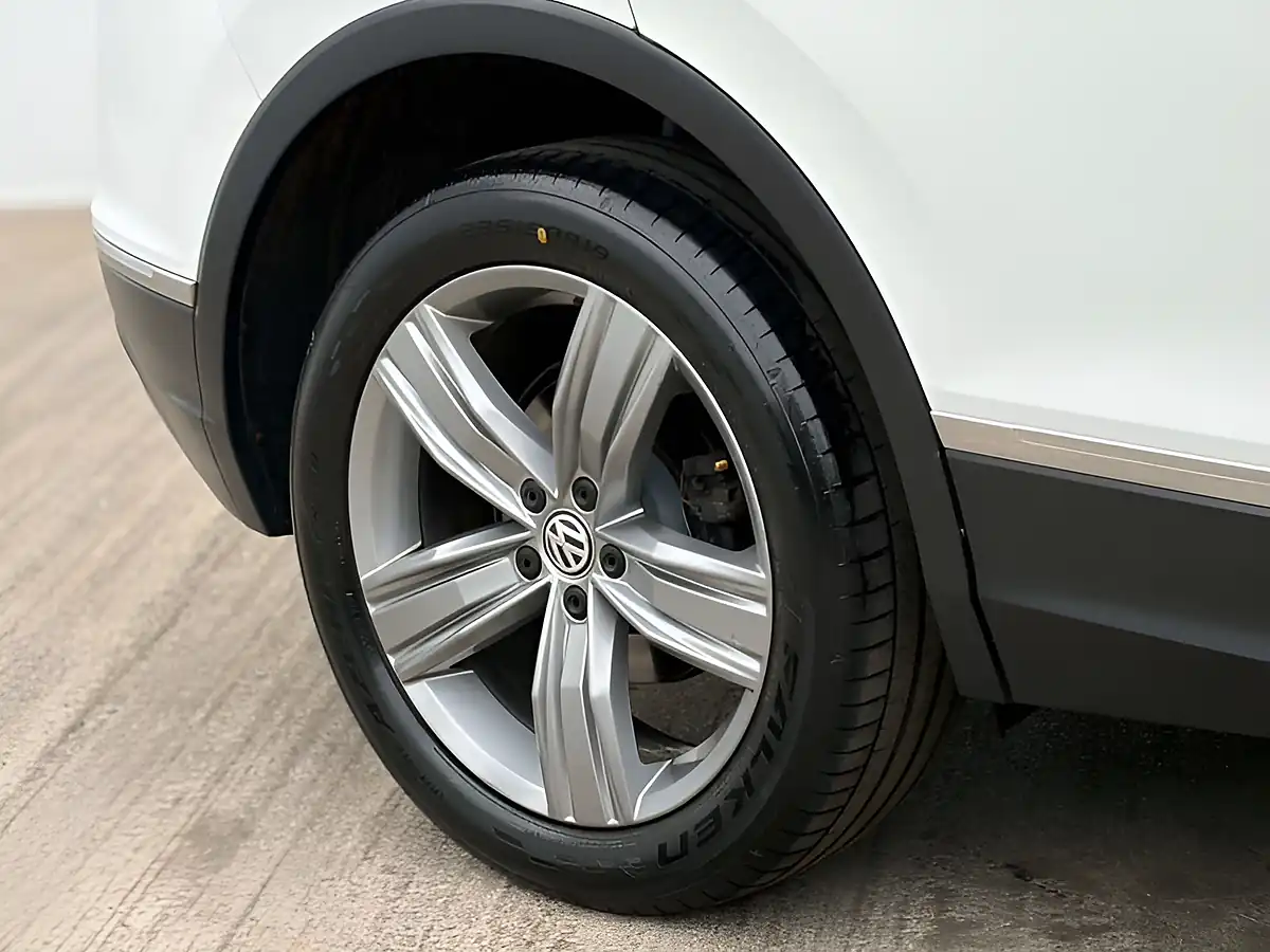 Used 2018 Volkswagen Tiguan Sel Pure White - Interior and Exterior details 7