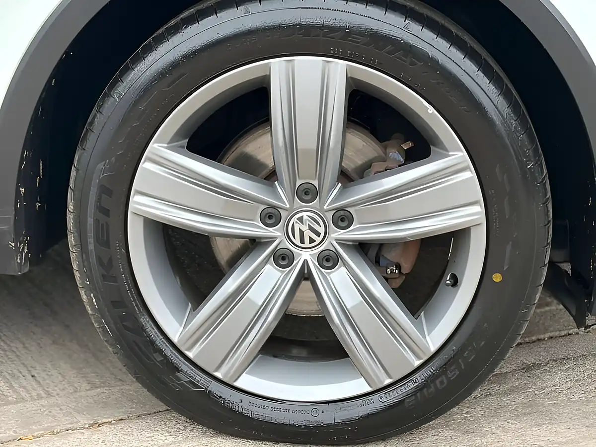 Used 2018 Volkswagen Tiguan Sel Pure White - Interior and Exterior details 8