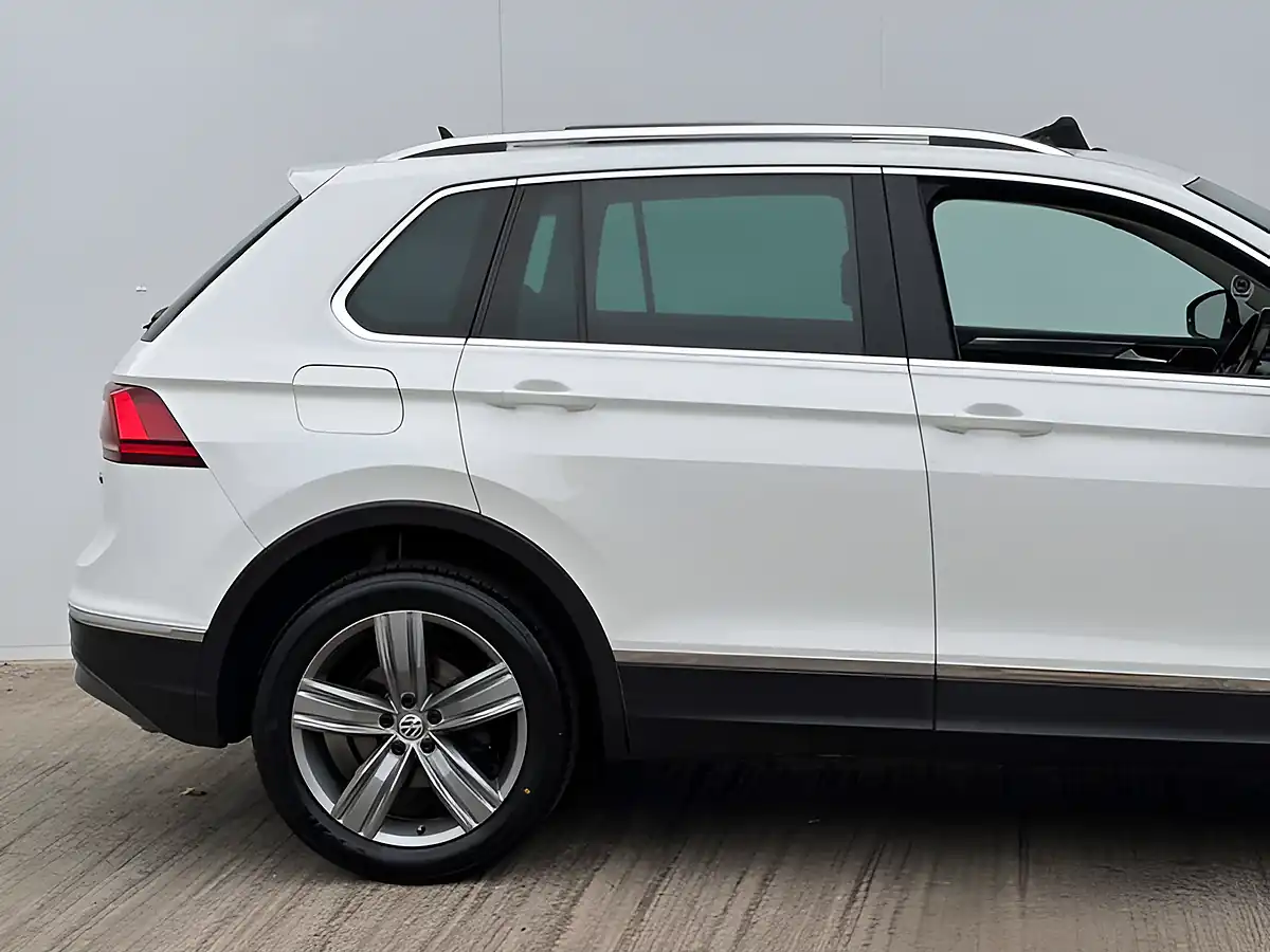 Used 2018 Volkswagen Tiguan Sel Pure White - Interior and Exterior details 9
