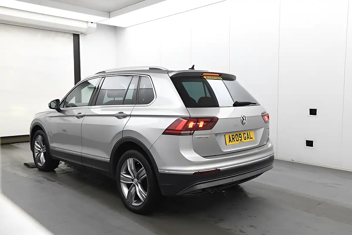 Used 2018 Volkswagen Tiguan Sel Silver - Interior and Exterior details 3