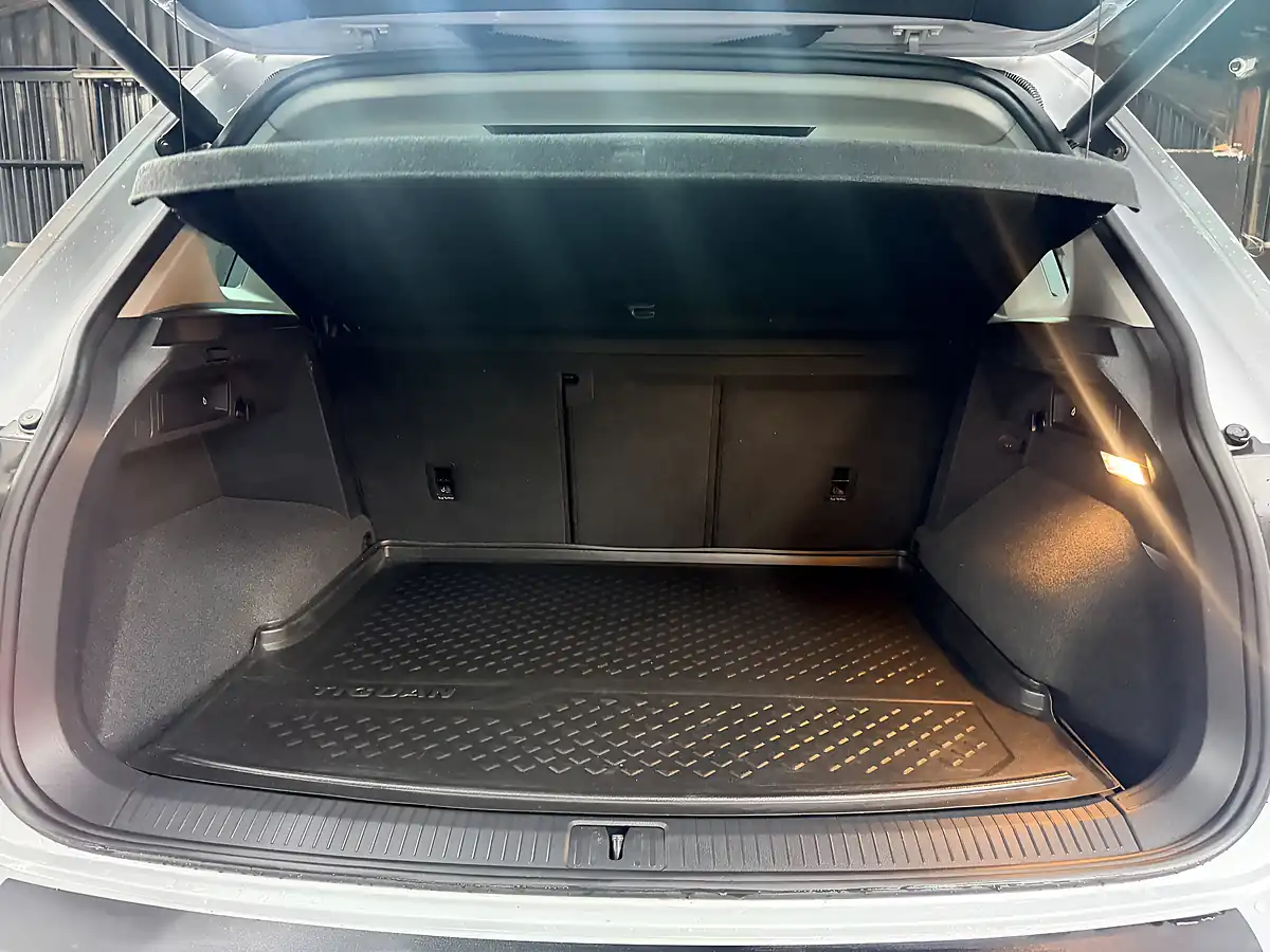 Used 2018 Volkswagen Tiguan Sel Silver - Interior and Exterior details 12